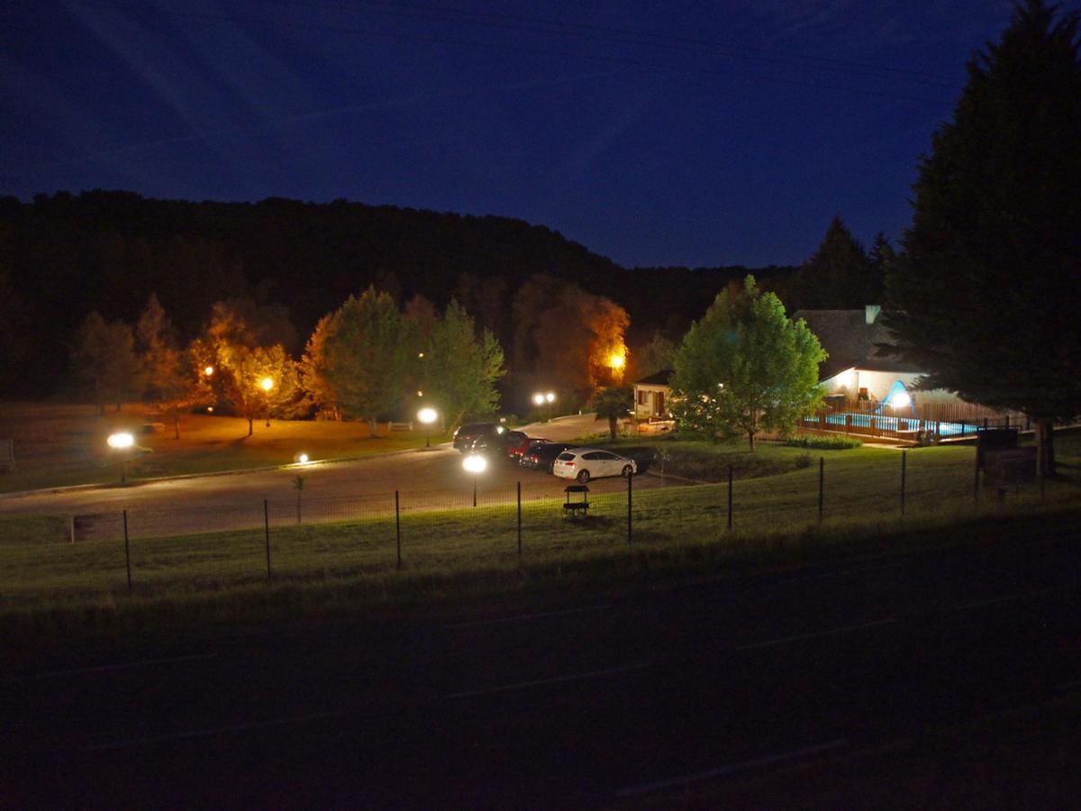 Le Domaine De L'Etang De Sandanet Issac Bagian luar foto